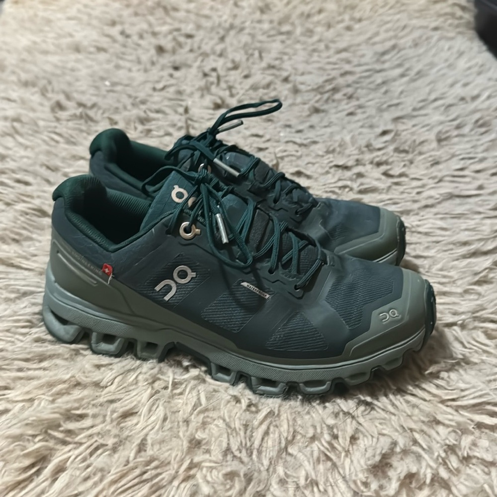 Forest green On Cloud women’s size 5. Waterproof. VGUC.